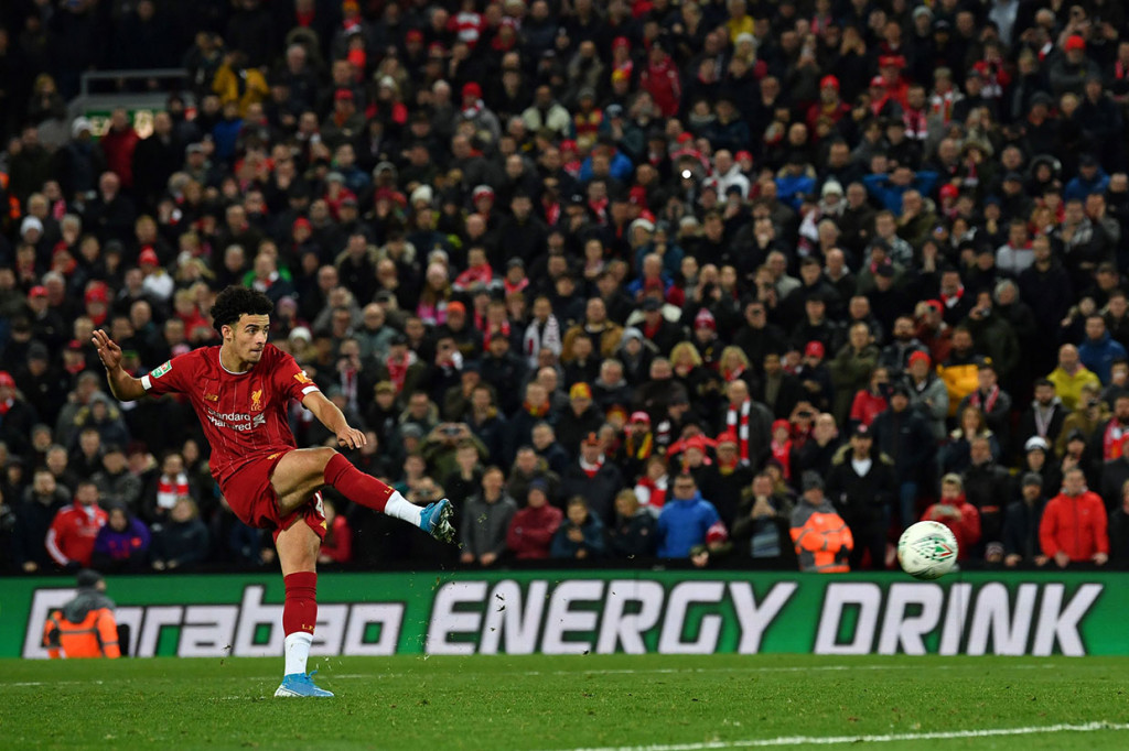 Babak adu penalti dilakukan setetelah kedua tim bermain imbang 5-5  di waktu normal. Semua penendang The Red berhasil menunaikan tugas mereka, sementara satu eksekutor Chelsea Ceballos dapat digagalkan oleh kiper Caoimhin Kelleher. Liverpool pun menjadi pemenang dengan keunggulan 5-4.