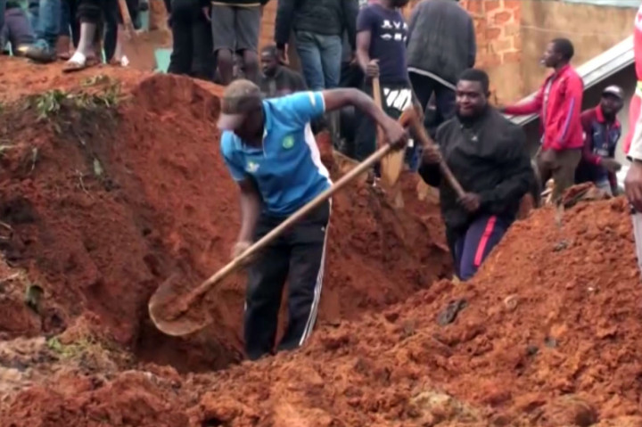 Tim SAR dibantu penduduk menggali tanah untuk mencari korban yang diyakini masih terkubur di bawah reruntuhan tanah longsor di lereng bukti di Kota Bafoussam, Rabu, 30 Oktober 2019 waktu setempat. 