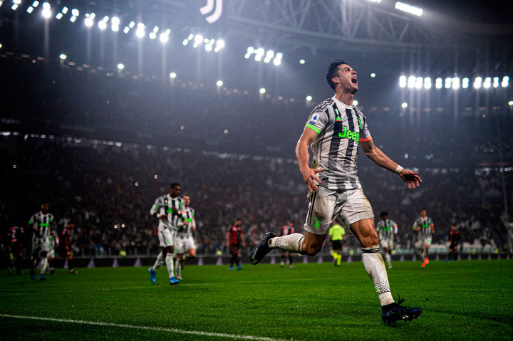 Cristiano Ronaldo melakukan selebrasi usai sukses melakukan eksekusi penalti ke gawang Genoa pada laga lanjutan Liga Italia Serie A di Allianz Stadium, Kamis, 31 Oktober 2019 dini hari WIB. 