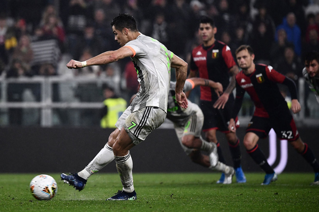 Hadiah penalti diberikan wasit setelah Ronaldo dilanggar Antonio Sanabria di penghujung laga. Pemain timnas Portugal yang ditunjuk sebagai algojo sukses mencetak gol. Skor 2-1 bertahan hingga pertandingan usai.  