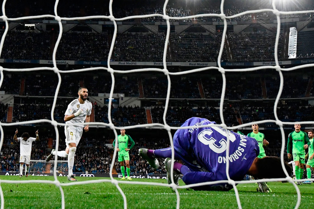 Justru tekanan lawan menjadi titik lemah. Lewat skema permainan yang bagus, Madrid menambah keunggulan pada menit 69 lewat tendangan penalti Karim Benzema. Penalti didapat setelah Luka Modric dilanggar Kenneth Omeruo.    