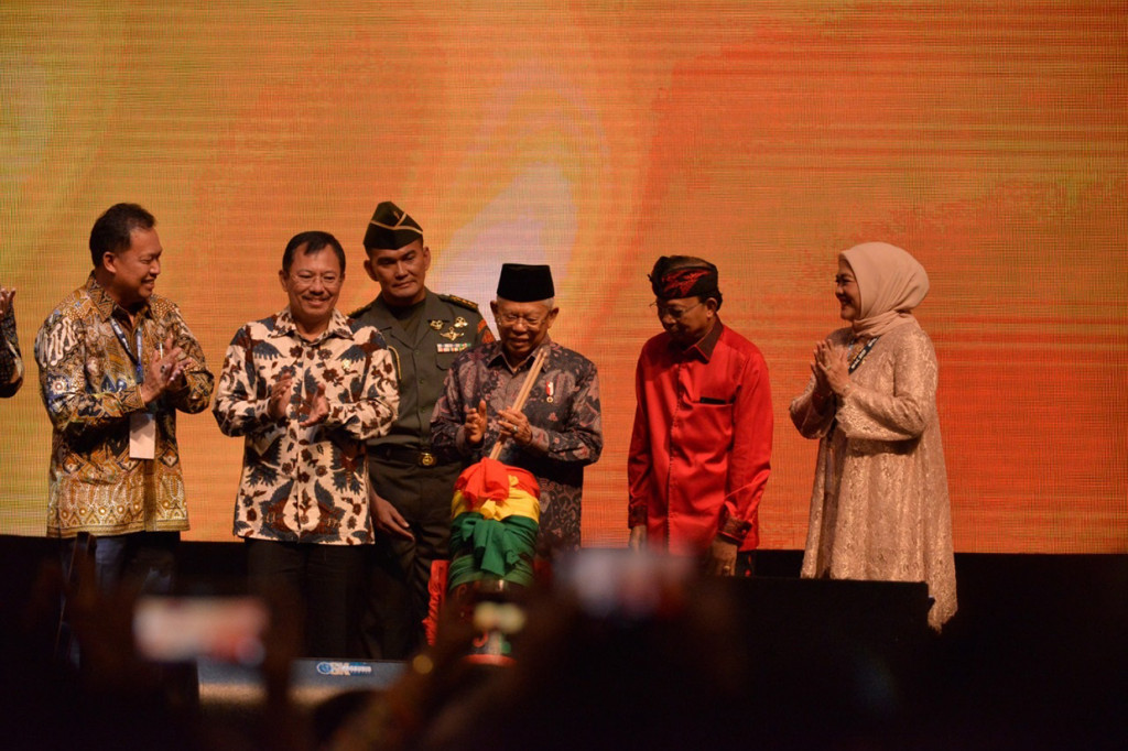Wakil Presiden RI Maruf Amin membuka Indonesia Palm Oil Conference 2019 di Nusa Dua, Bali, Kamis, 31 Oktober 2019. Ma'ruf mengajak pelaku usaha kelapa sawit Indonesia terus meningkatkan produktivitas sawit dengan optimalisasi pemanfaatan lahan dan peremajaan tanaman sawit. 

