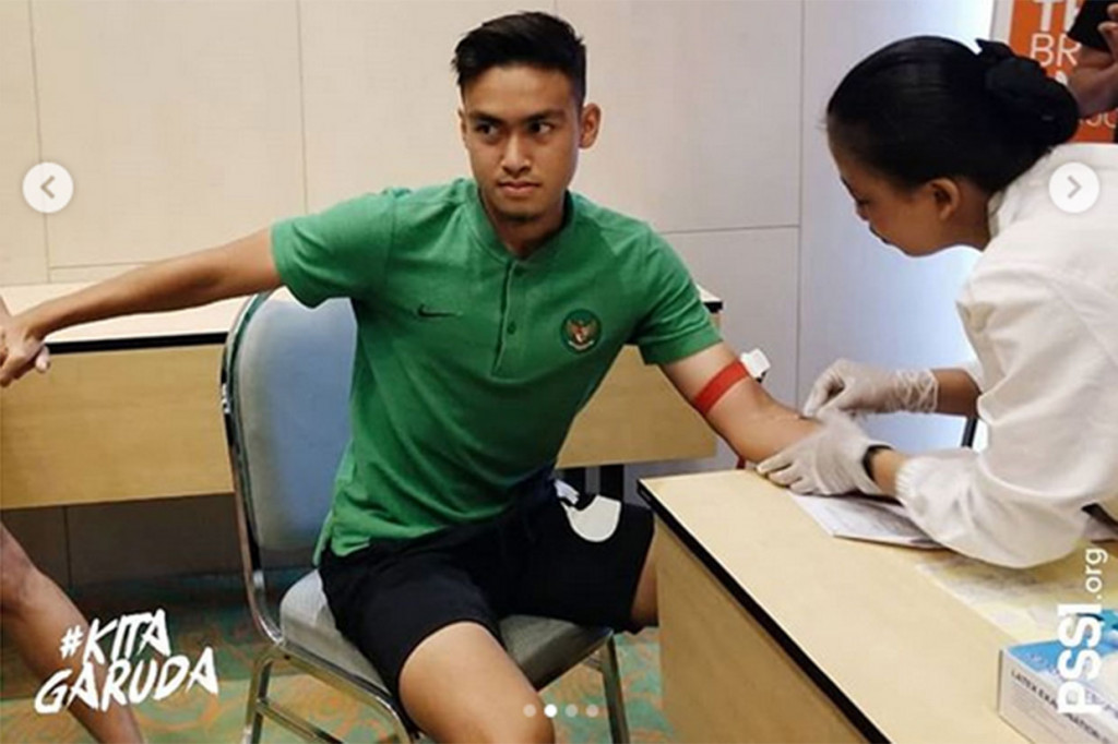 Ekspresi berbeda diperlihatkan bomber Academy Leganes, Khairul Imam Zakiri. Dia terlihat tenang namun sambil menggenggam tangan rekannya.