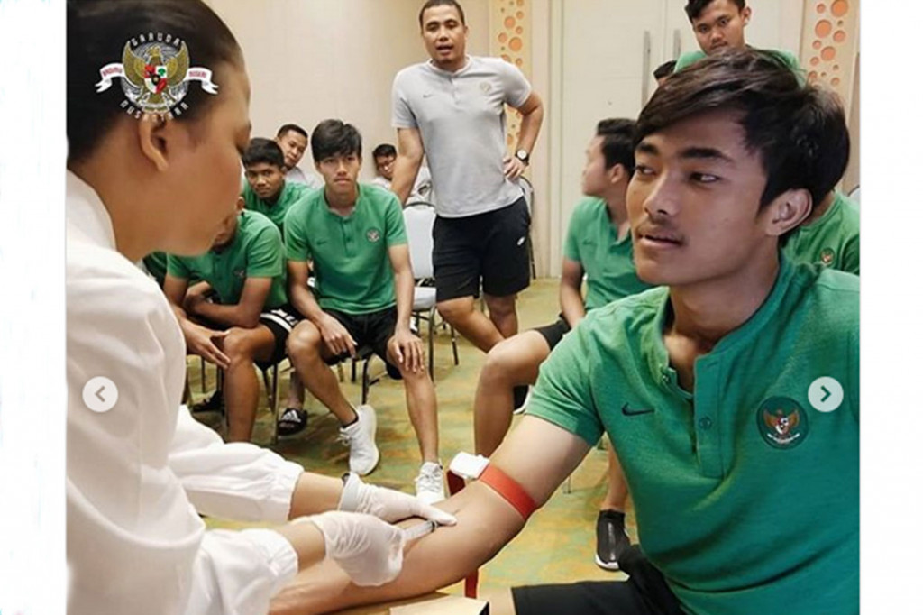 Lain lagi saat kiper asal Persebaya Surabaya Ernando Ari Sutaryadi diambil darahnya. Dia nampak tenang sembari melirik petugas.