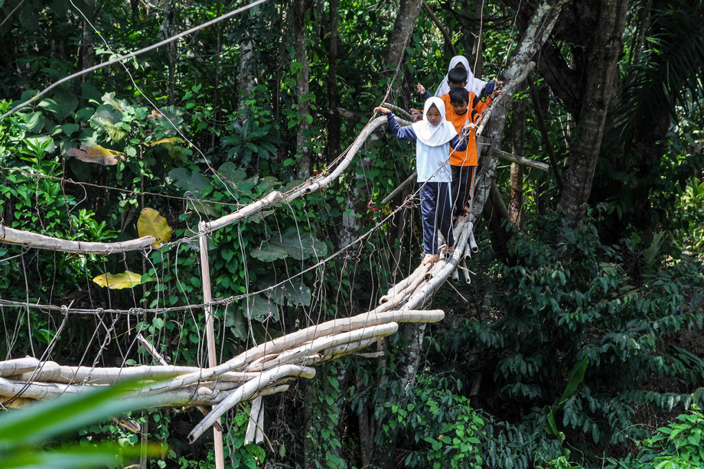 Warga setempat mengeluhkan kondisi jembatan Cigedang yang menghubungkan tiga desa itu karena sudah lama rusak dan membahayakan keselamatan anak sekolah yang setiap hari melewatinya.
