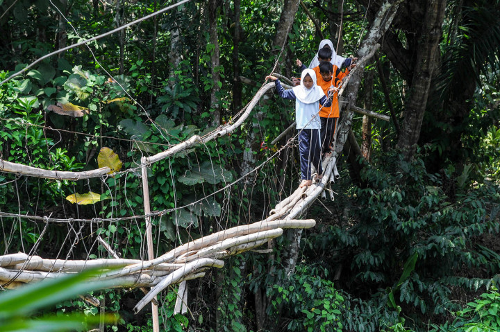 Warga setempat mengeluhkan kondisi jembatan Cigedang yang menghubungkan tiga desa itu karena sudah lama rusak dan membahayakan keselamatan anak sekolah yang setiap hari melewatinya.