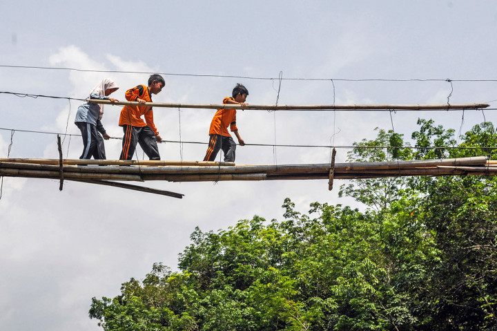 Warga sangat berharap pemda setempat dapat segera membangun jembatan yang lebih layak.