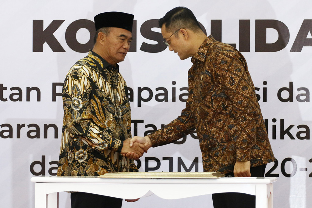 Menko PMK Muhadjir Effendy (kiri) berjabat tangan dengan Menteri Sosial Juliari Batubara (kanan) seusai mengikuti rapat konsolidasi Kemenko PMK di Jakarta. Menko PMK Muhadjir Effendy mengumpulkan menteri dan kepala lembaga di lingkungan Kemenko PMK dalam rapat konsolidasi di Jakarta.