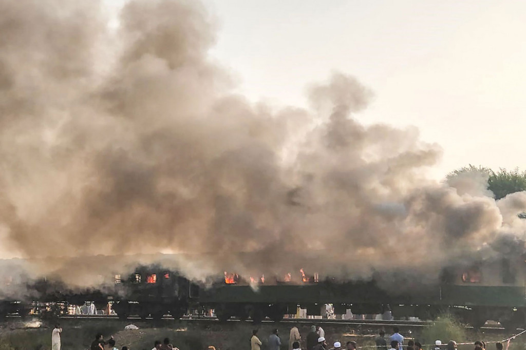 Sedikitnya 65 orang tewas dan lebih dari 40 lainnya luka-luka setelah sebuah kereta api penumpang terbakar hebat, di dekat Rahim Yar Khan, Provinsi Punjab, Kamis pagi waktu setempat.