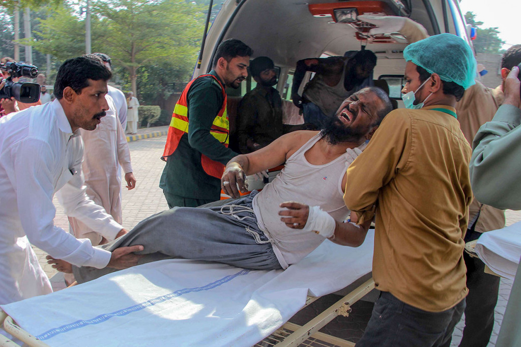 Korban luka-luka segera dilarikan ke rumah sakit di kota terdekat Bahawalpur dan di tempat lain di distrik Rahim Yar Khan, sementara 18 jenazah yang baru teridentifikasi.