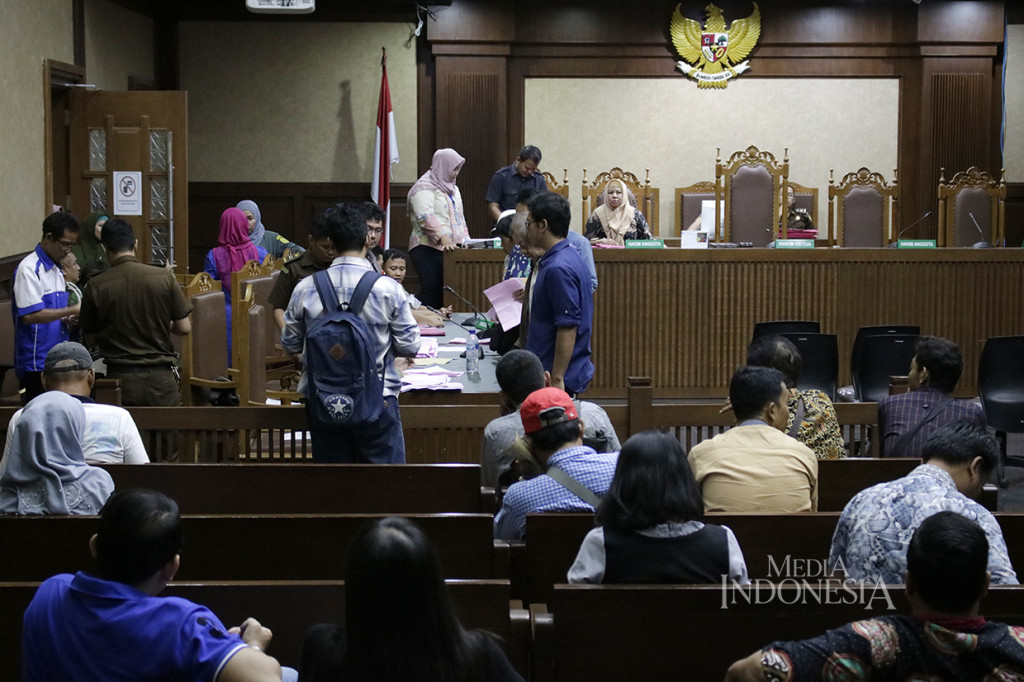 Warga mengantre sidang yustisi terkait pelanggaran Izin Mendirikan Bangunan (IMB) di PN Jakarta Pusat.
