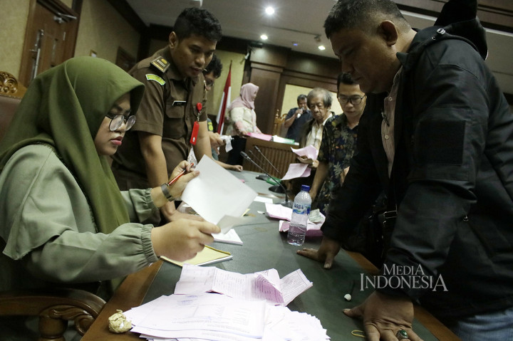 Seusai sidang, mereka langsung membayar denda di tempat.