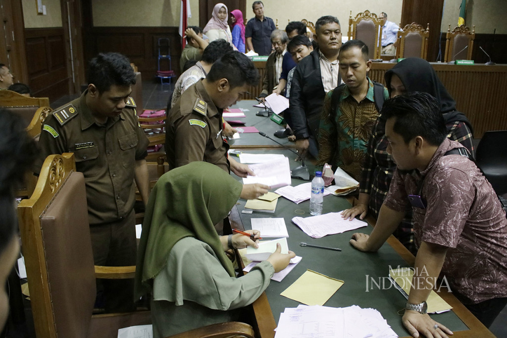 Warga membayar denda bervariasi dari Rp 2,5 juta hingga puluhan juta rupiah tergantung jenis pelanggaran dan keputusan hakim.