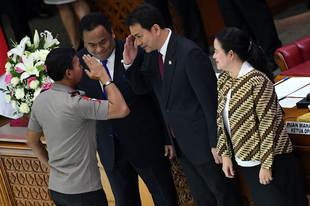 Calon Kapolri Komjen Idham Azis (kiri) memberikan hormat kepada Wakil Ketua DPR Rachmat Gobel (kedua kiri), Aziz Syamsuddin (kedua kanan), dan Ketua DPR Puan Maharani saat sidang paripurna di kompleks Parlemen, Jakarta.