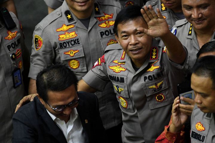 Calon Kapolri Komjen Idham Azis (kanan) menyapa wartawan usai sidang paripurna di kompleks Parlemen, Jakarta.