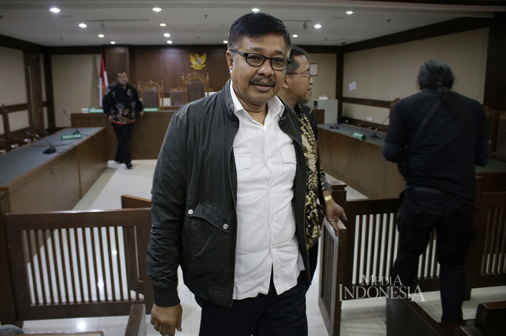 Terpidana kasus korupsi penyalahgunaan kewenangan untuk penerbitan izin usaha pertambangan (IUP) di Sulawesi Tenggara, Nur Alam bergegas seusai menjalani sidang peninjauan kembali (PK) atas vonis perkara korupsi yang menjeratnya di Pengadilan Negeri Jakarta Pusat.