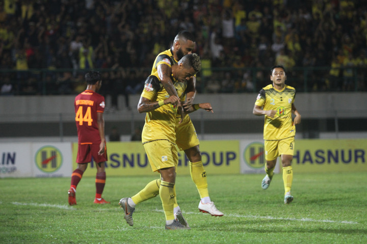 Pesepak bola Barito Putera Rafael Feital Da Silva (tengah) melakukan selebrasi bersama rekam setimnya usai mencetak gol ke gawang Borneo FC dalam pertandingan lanjutan Liga 1 2019 di Stadion Demang Lehman Martapura, Kalimantan Selatan. Antara Foto/Bayu Pratama S