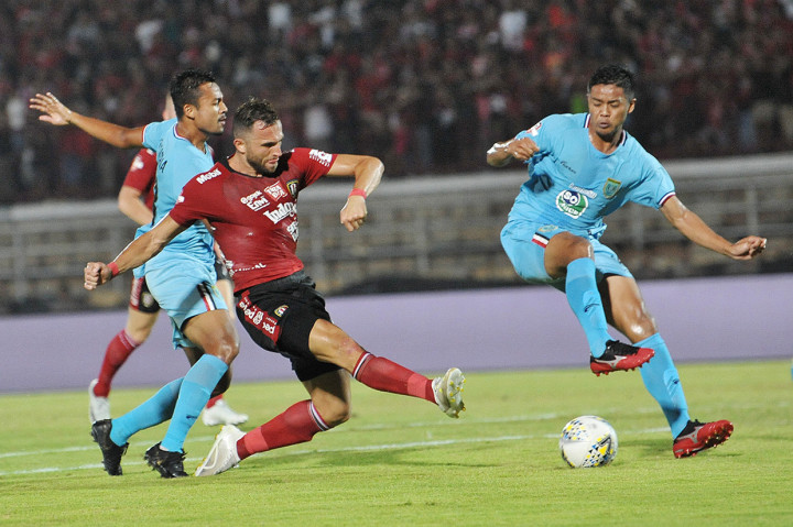 Bertanidng di Stadion I Wayan Dipta, Gianyar, Bali, Kamis, 31 Oktober 2019. Bali United ditahan imbang Persela 1-1. Antara Foto/Nyoman Budhiana