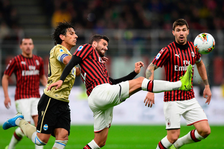 Bermain di hadapan pendukungnya sendiri di San Siro, AC Milan menguasai jalannya pertandingan sejak awal laga. Beberapa peluang didapat para pemain tuan rumah namun belum berbuah gol. 