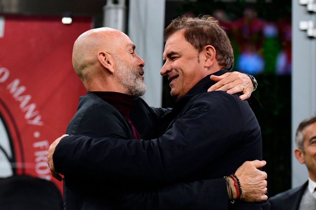 Pelatih Milan Stefano Pioli (kiri) mendapat ucapan selamat dari pelatih Spal  Leonardo Semplici. Kemenangan tersebut membuat Milan naik ke peringkat 10 klasemen sementara dengan 13 poin, sementara Spal turun ke urutan 19 dengan 7 poin.