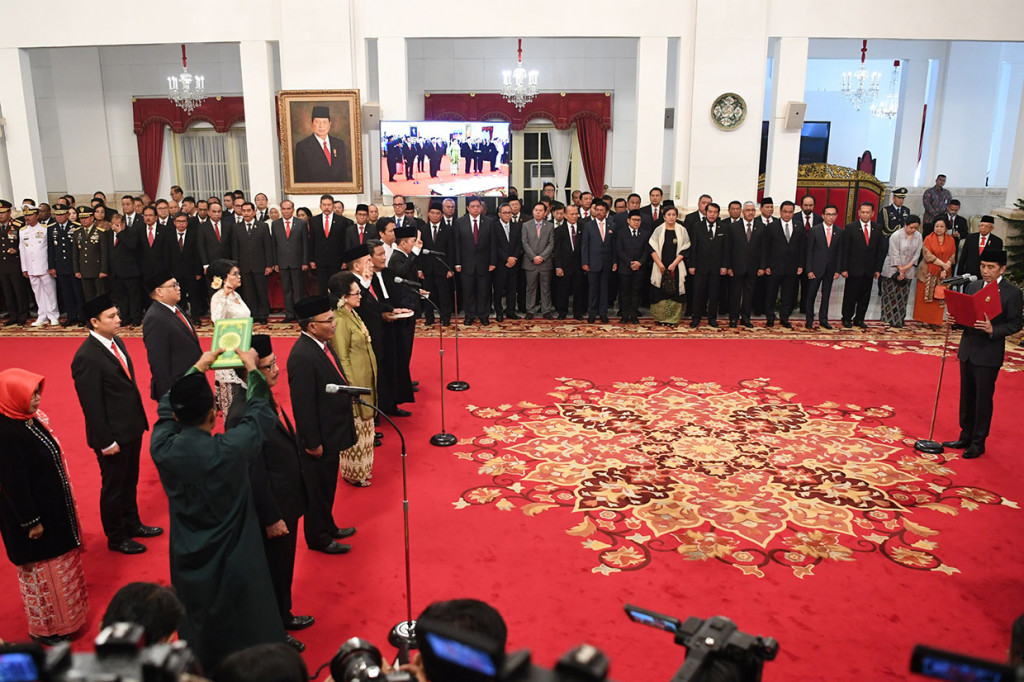 Presiden Joko Widodo membacakan sumpah jabatan saat melantik komisioner Komisi Kejaksaan di Istana Negara, Jakarta, Jumat, 1 November 2019. Presiden melantik sembilan komisioner Komisi Kejaksaan periode 2019-2023. Pelantikan tersebut berdasarkan Keputusan Presiden 62/M tertanggal 18 Oktober 2019.