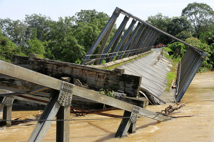 Ambruknya jembatan tersebut menyebabkan terganggunya aktivitas perekonomian masyarakat karena terpaksa menggunakan jalur alternatif lain yang jaraknya lebih jauh dari jalan nasional.