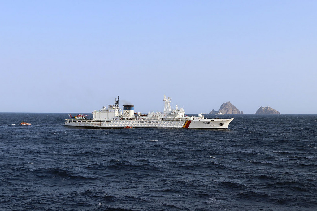 Patroli pantai Korsel dan sejumlah kapal pribadi tengah melakukan pencarian korban selamat di lokasi jatuhnya helikopter di lepas pantai pulau kecil bersengketa, Dokdo, Jumat, 1 November 2019.