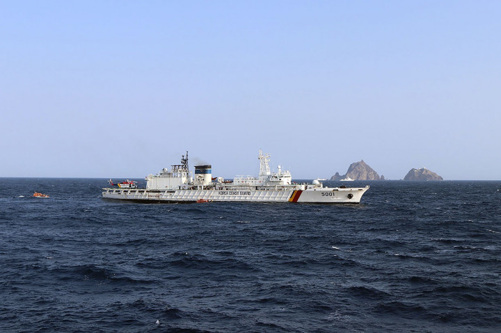 Patroli pantai Korsel dan sejumlah kapal pribadi tengah melakukan pencarian korban selamat di lokasi jatuhnya helikopter di lepas pantai pulau kecil bersengketa, Dokdo, Jumat, 1 November 2019.