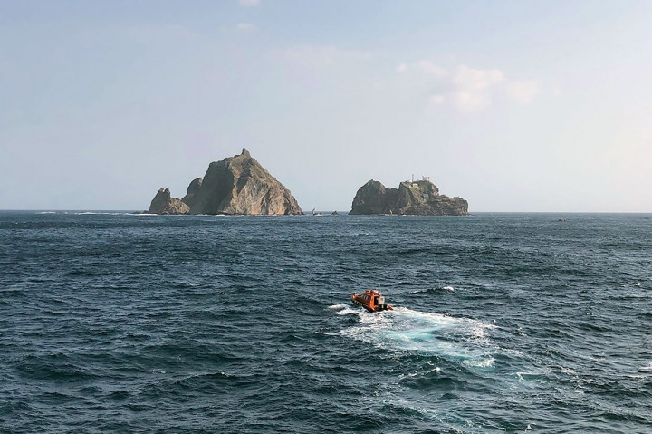 Kementerian Pertahanan Korsel juga menerjunkan beberapa kapal, pesawat, dan penyelam untuk membantu tim penyelamat mencari para korban.