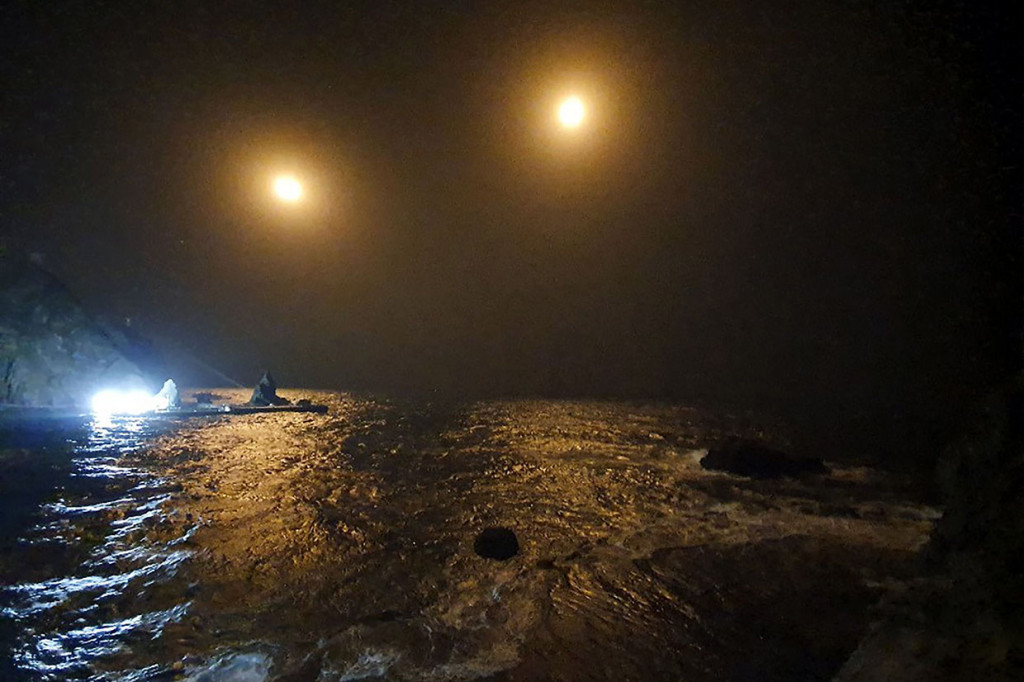 Helikopter nahas yang hendak membawa seorang pasien ke rumah sakit di daratan Korsel, jatuh tak lama setelah lepas landas dari Dokdo, Kamis, 31 Oktober 2019 malam. Tujuh orang hilang akibat kejadian tersebut. Mereka adalah lima penyelamat, nelayan, dan seorang warga sipil.