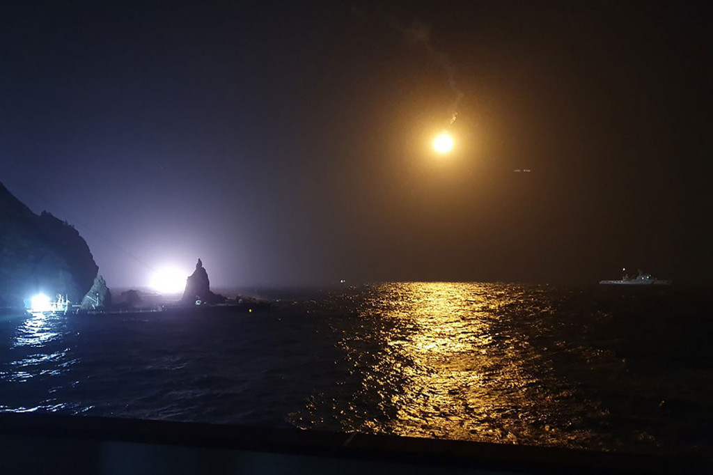 Pulau Dokdo diklaim oleh Korsel dan Jepang sebagai wilayah mereka. Pulau yang disebut Takeshima dalam bahasa Jepang itu dikuasai oleh Korsel sejak 1945 silam. Namun hingga kini Tokyo juga masih mengklaim bahwa pulau itu masuk kedaulatan mereka.