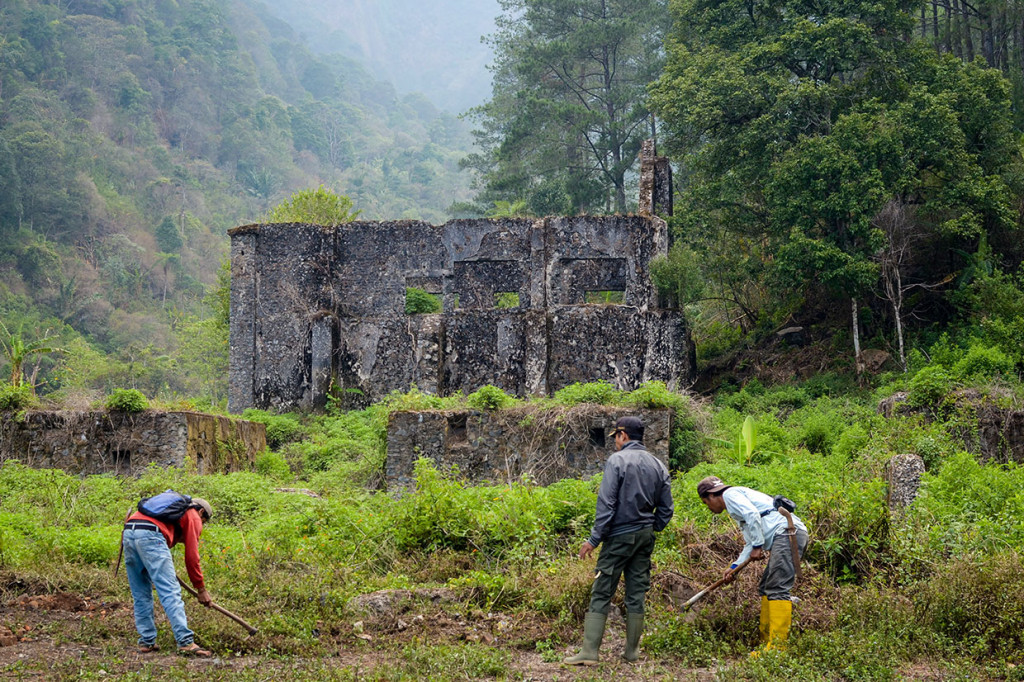 Warga beraktivitas di antara reruntuhan bangunan Stasiun Radio Malabar di Gunung Puntang, Kabupaten Bandung, Jawa Barat, Rabu, 30 Oktober 2019. Satu yang terkenal dari sisa-sisa kejayaan Stasiun Radio Malabar adalah dinding bangunan utama.
