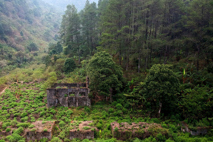 Stasiun Radio Malabar merupakan stasiun radio terbesar pada jamannya yang dibumihanguskan pada 1946 agar tidak dikuasai lagi oleh Belanda. 