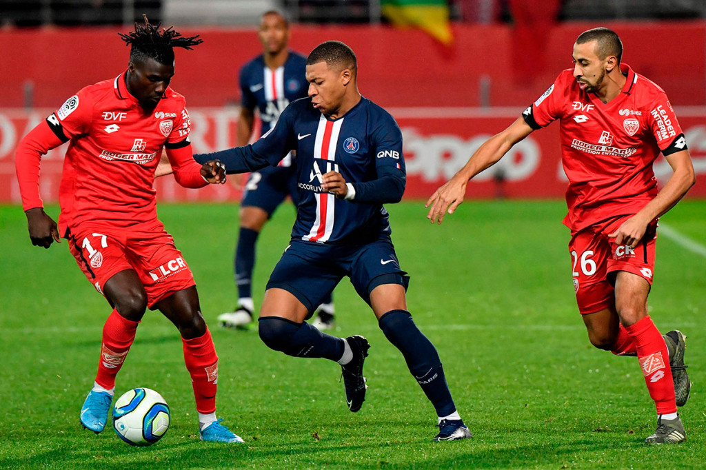 Bermain di hadapan para pendukungnya sendiri, Dijon meladeni tamunya Paris Saint-Germain untuk bermain terbuka. Pemain kedua kesebelasan saling berbalas serangan sejak awal laga.