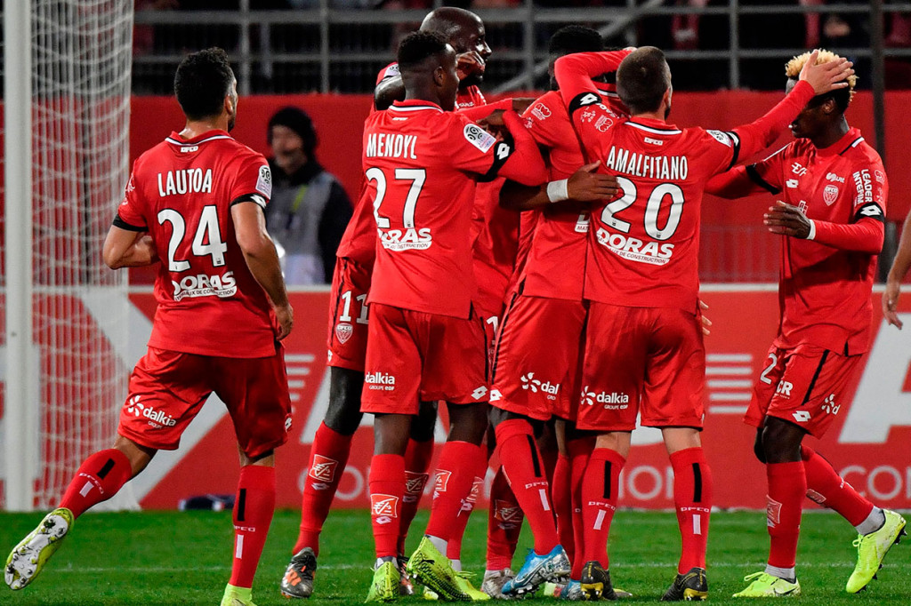 Dijon bangkit dan berhasil menyamakan kedudukan pada injury time babak pertama lewat Mounir Chouiar.