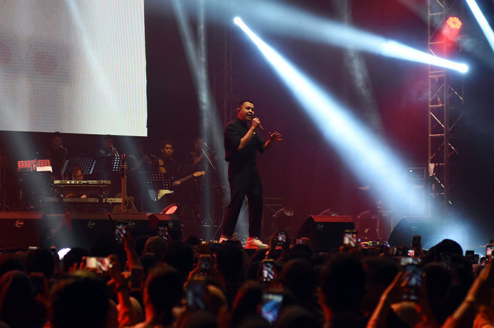 Penyanyi Tulus menghibur penggemarnya pada Festival Sewindu Tulus di Istora Senayan, Jakarta, Jumat, 1 November 2019. 