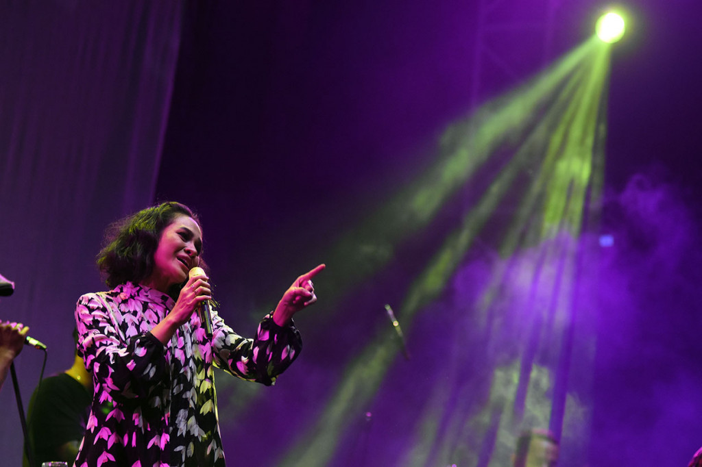 Festival Sewindu Tulus juga didukung oleh penampilan sejumlah musisi seperti Andien, RAN, Glenn Fredly, dan Project Pop. Penyanyi Andien tengah tampil menghibur penonton.