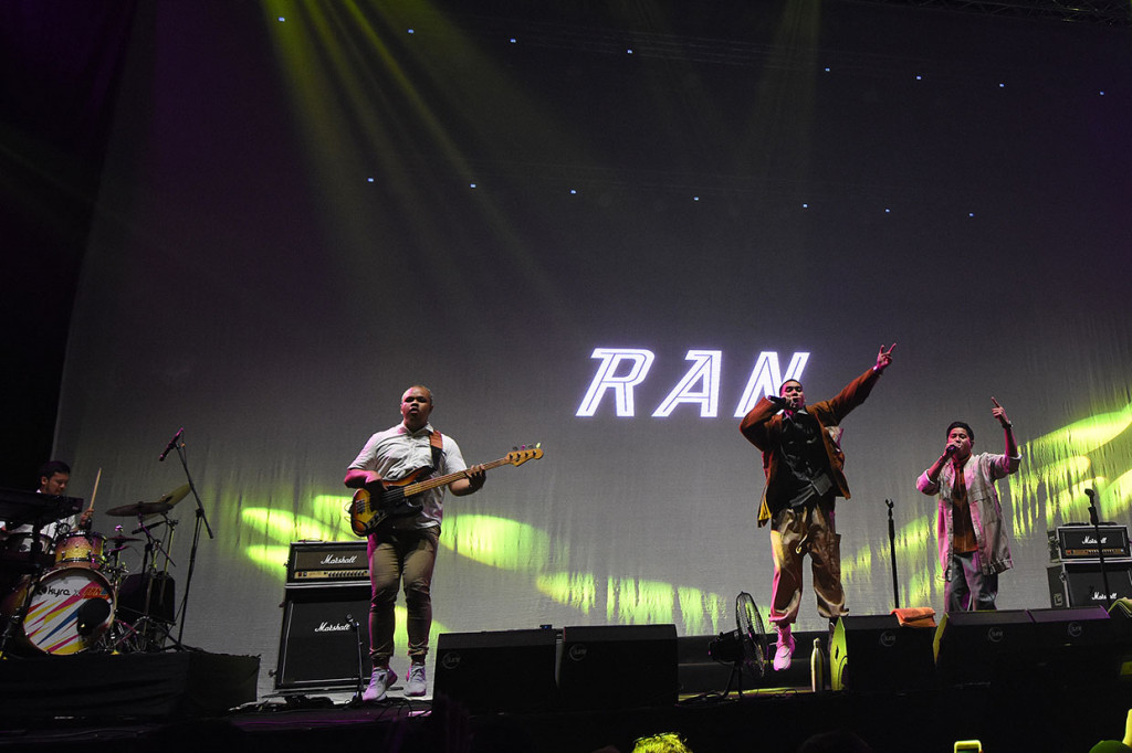 Grup band RAN tampil menghibur penonton pada Festival Sewindu Tulus.