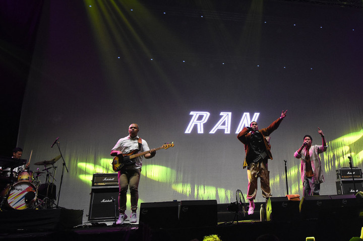 Grup band RAN tampil menghibur penonton pada Festival Sewindu Tulus.