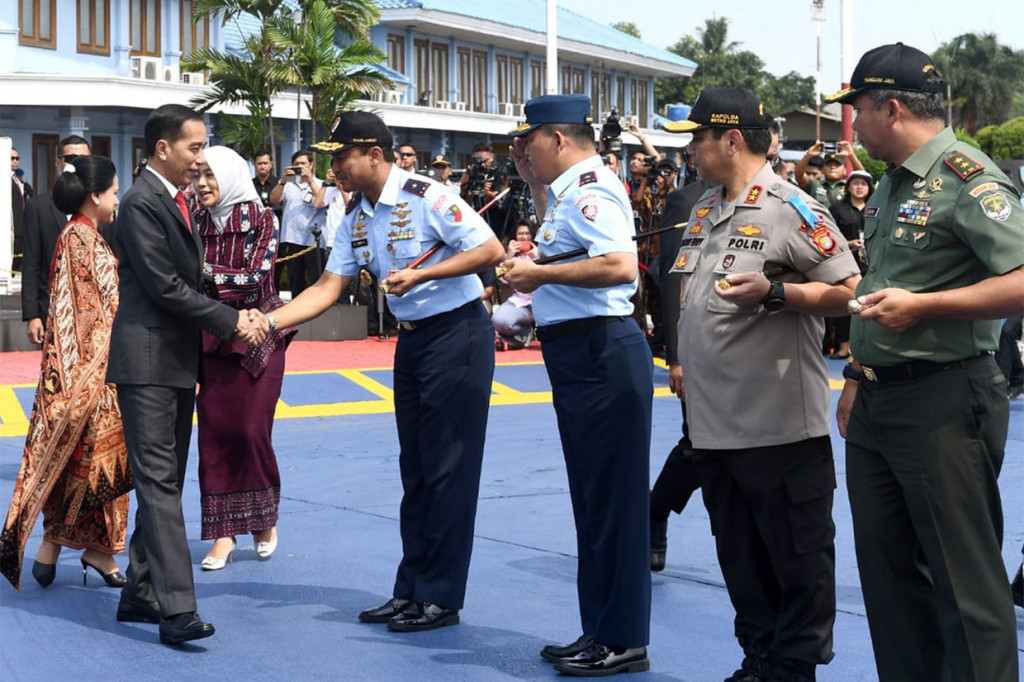 Presiden Joko Widodo dan Ibu Negara Iriana Joko Widodo bersama rombongan terbatas bertolak menuju Thailand dalam rangka kunjungan kerja pada Sabtu, 2 November 2019.