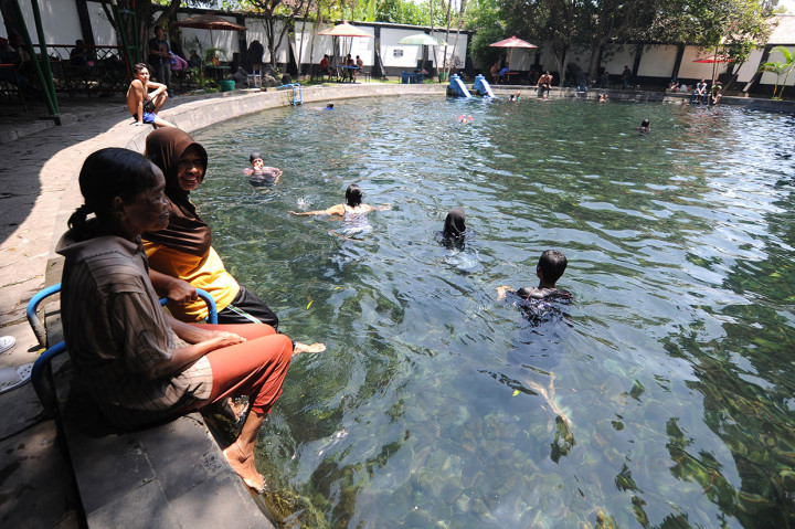 Pengunjung berenang sembari menikmati jernihnya air di Umbul Ngabean, Pengging, Boyolali, Jawa Tengah, Kamis, 31 Oktober 2019. 