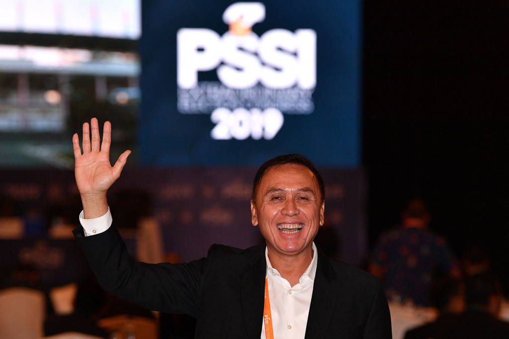 Calon Ketua Umum PSSI M Iriawan melambaikan tangannya saat pembukaan Kongres Luar Biasa (KLB) PSSI di Jakarta, Sabtu, 2 November 2019.