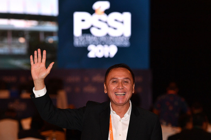 Calon Ketua Umum PSSI M Iriawan melambaikan tangannya saat pembukaan Kongres Luar Biasa (KLB) PSSI di Jakarta, Sabtu, 2 November 2019.