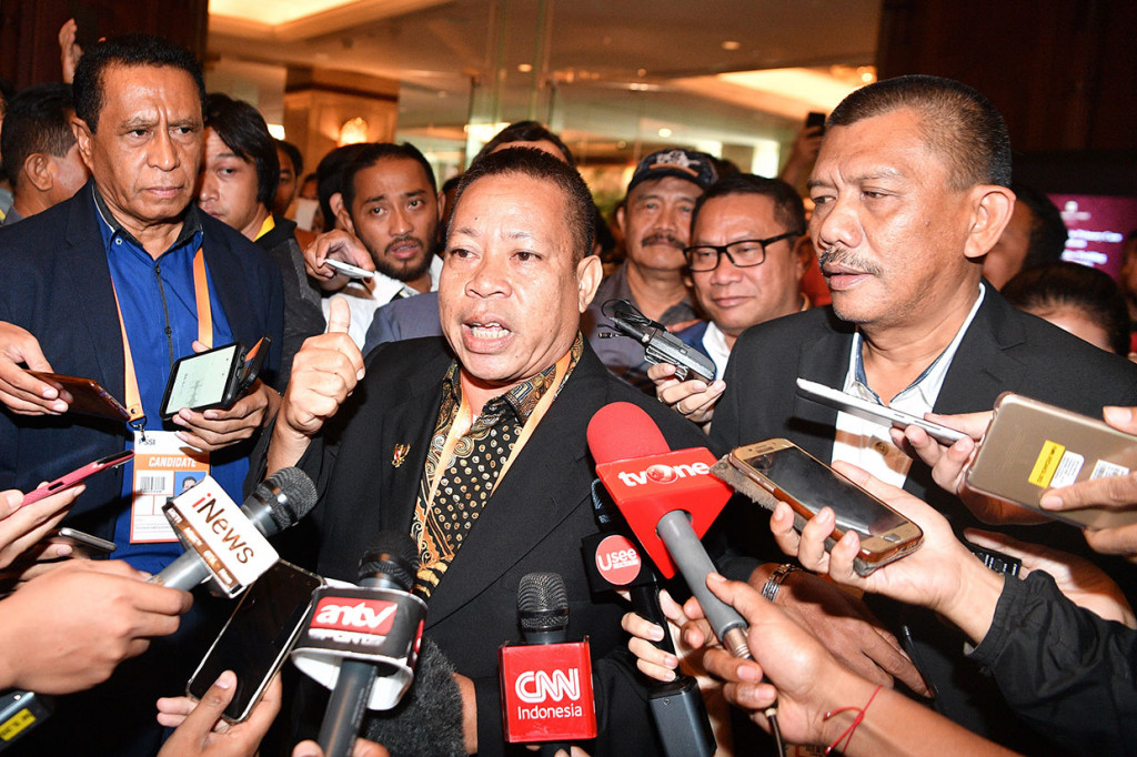 Sebelumnya, enam calon ketua umum PSSI memilih walk out sebelum proses pemilihan. Mereka yaitu Fary Djemy Francis, Yesayas Oktavianus, Benny Erwin, Aven Hinelo, Sarman El Hakim, serta Vijaya Fitriyasa.