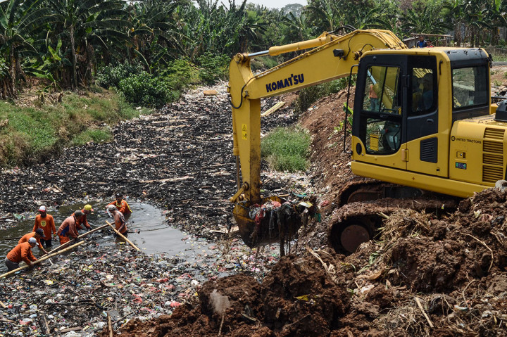 Petugas Dinas Lingkungan Hidup (DLH) melakukan proses pengangkatan sampah menggunakan alat berat eskavator di aliran Kali Jambe, Tambun, Kabupaten Bekasi, Jawa Barat, Sabtu, 2 November 2019.