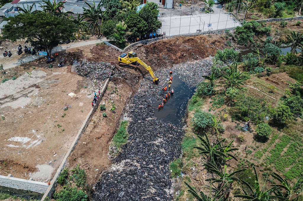 Seperti diberitakan sebelumnya, sampah kembali menumpuk di aliran Kali Jambe, Tambun, Bekasi, Jawa Barat, dalam beberapa hari terakhir. Sampah yang didomiasi sampah rumah tangga, seperti plastik bekas kemasan dan styrofoam tersebut terbawa arus air saat hujan.