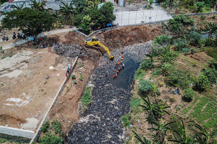 Seperti diberitakan sebelumnya, sampah kembali menumpuk di aliran Kali Jambe, Tambun, Bekasi, Jawa Barat, dalam beberapa hari terakhir. Sampah yang didomiasi sampah rumah tangga, seperti plastik bekas kemasan dan styrofoam tersebut terbawa arus air saat hujan.