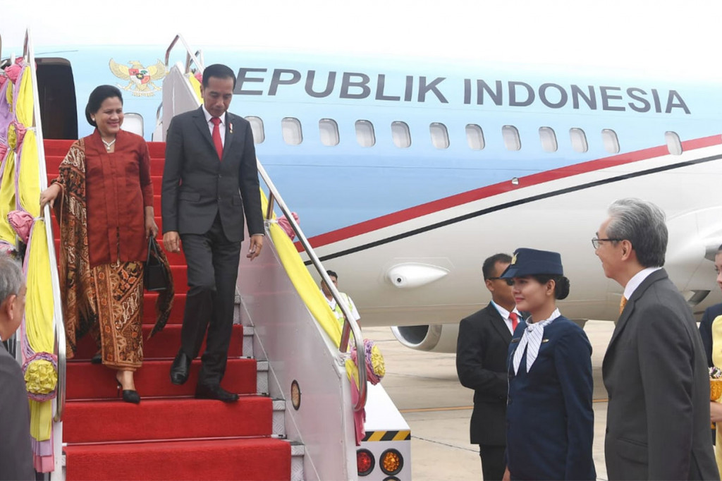 Pesawat Kepresidenan Indonesia-1 yang membawa Presiden Joko Widodo dan Ibu Negara Iriana Joko Widodo beserta rombongan mendarat dengan sempurna pada pukul 13.00 waktu setempat.