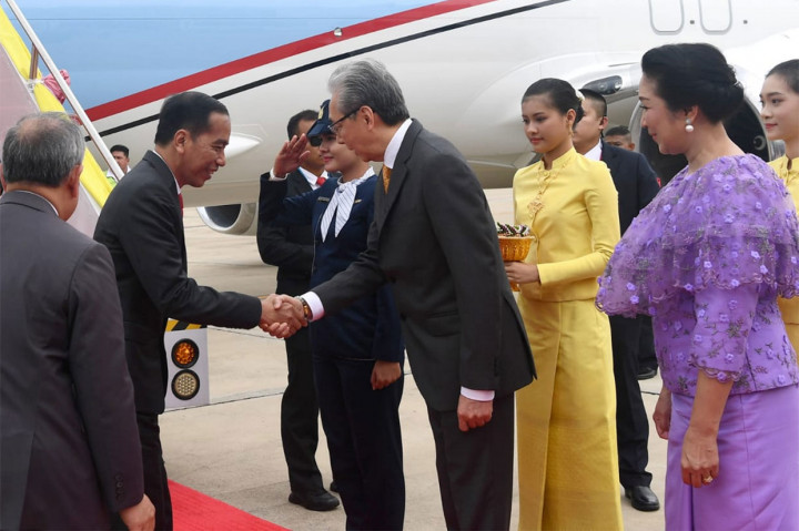 Presiden dan Ibu Iriana disambut Duta Besar Republik Indonesia untuk Kerajaan Thailand Ahmad Rusdi di pintu pesawat. Sementara itu, Deputi Perdana Menteri Thailand urusan hukum Somkit Jatusripitak menyambut di bawah tangga pesawat.