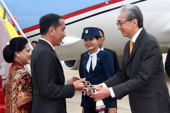 Sebelum menuju kendaraan yang telah disediakan, Presiden dan Ibu Iriana menerima garland (gelang bunga).